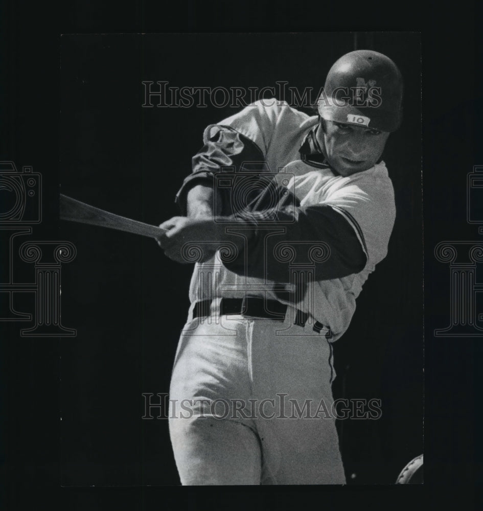 1972 Press Photo Joe Lahoud a new member of the Milwaukee Brewers batting.- Historic Images