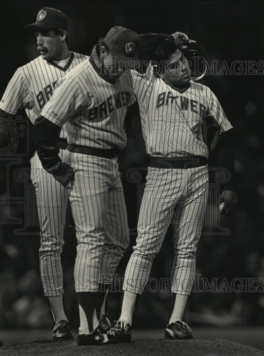 1988 Press Photo Teddy Higuera and fellow Milwaukee Brewers baseball players- Historic Images
