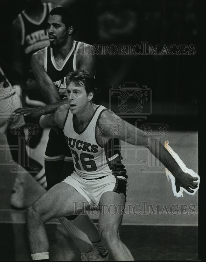 1983 Press Photo Dave Cowens of the Milwaukee Bucks blocking out an opponent.- Historic Images