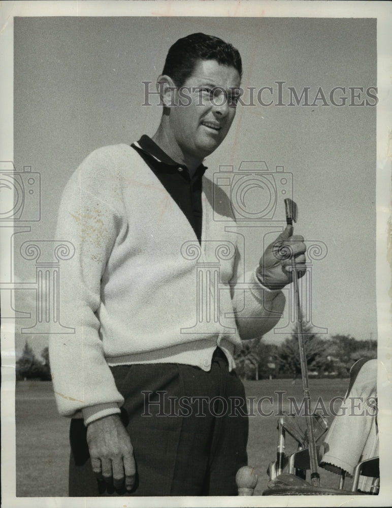 1963 Press Photo Pro golfer Cary Middlecoff takes out a club to practice.- Historic Images