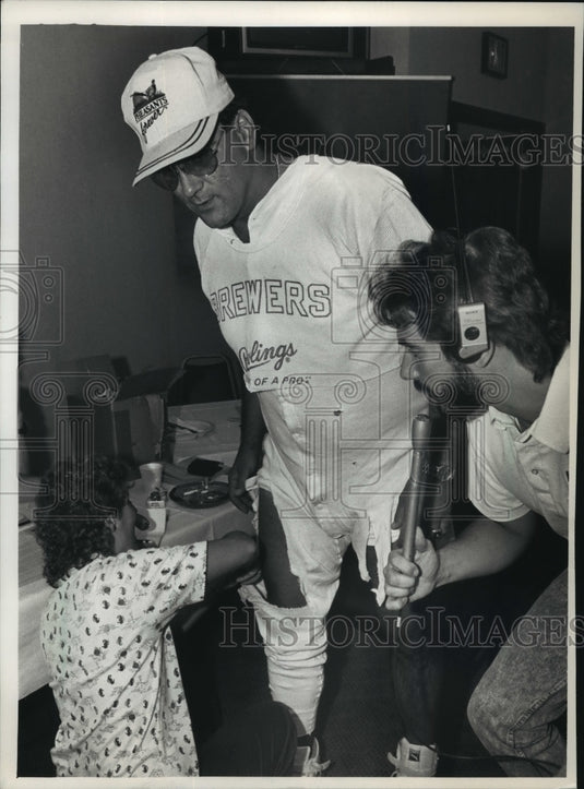 1988 Press Photo Mary Alyce Saltzberg, Pete Vuckovich, and Dave Luczak after bet- Historic Images
