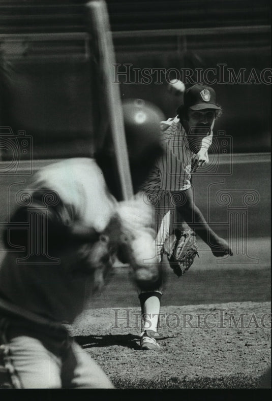 1981 Press Photo Pete Vuckovich of Milwaukee Brewers fires a pitch to batter.- Historic Images