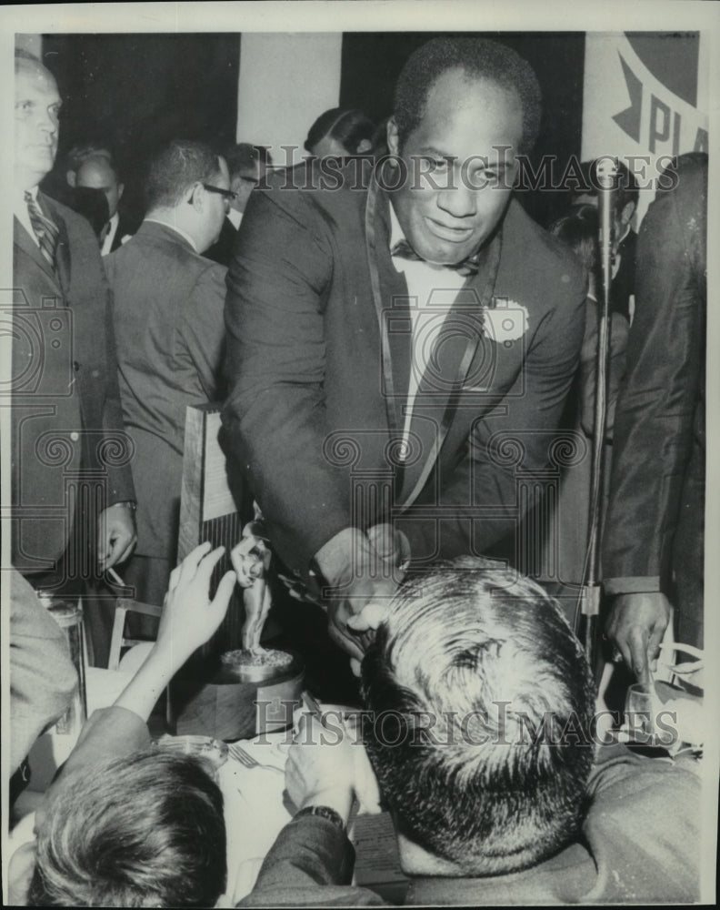 1960 Press Photo Green Bay Packers Football Player Willie Davis At Awards Dinner- Historic Images