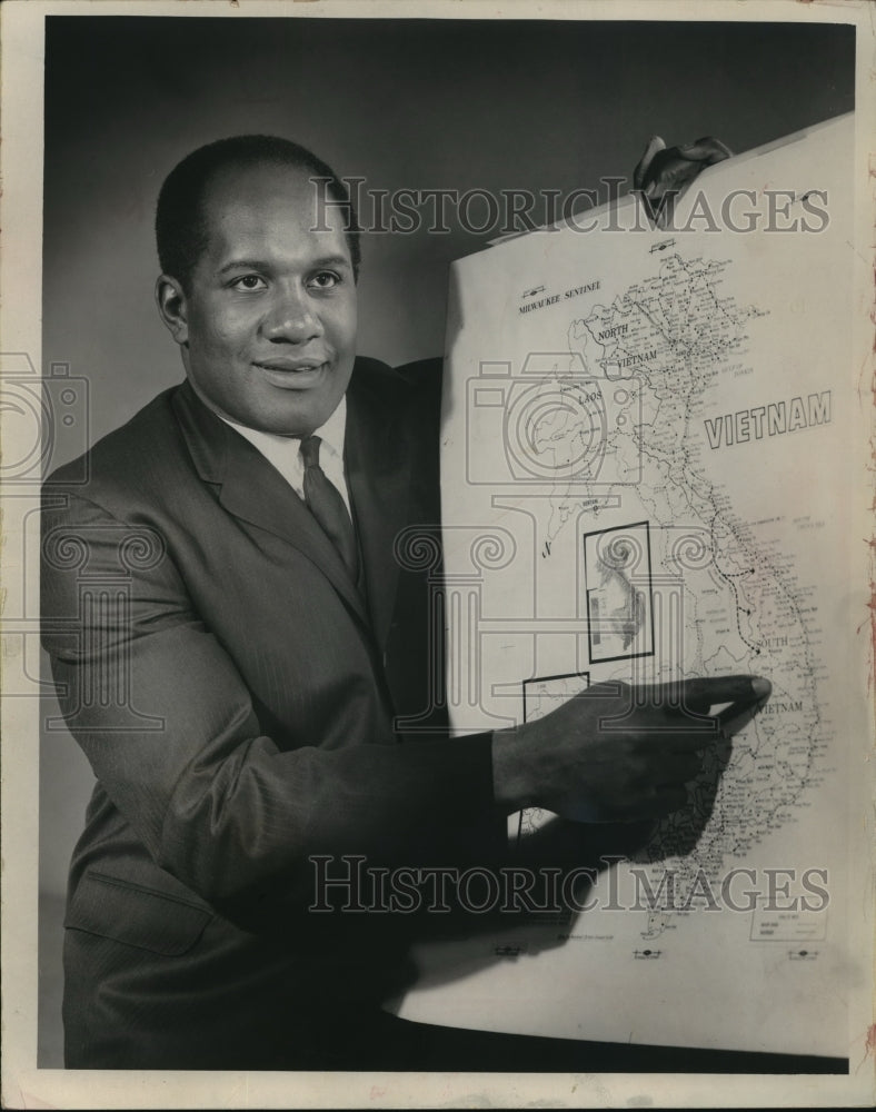 1965 Press Photo Green Bay Packers Football Player Willie Davis With Vietnam Map- Historic Images