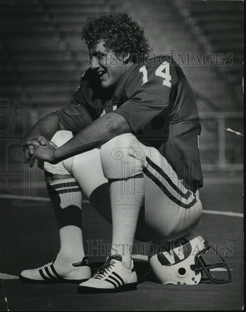 1977 Press Photo University Of Wisconsin Football Quarterback Dave Crossen- Historic Images