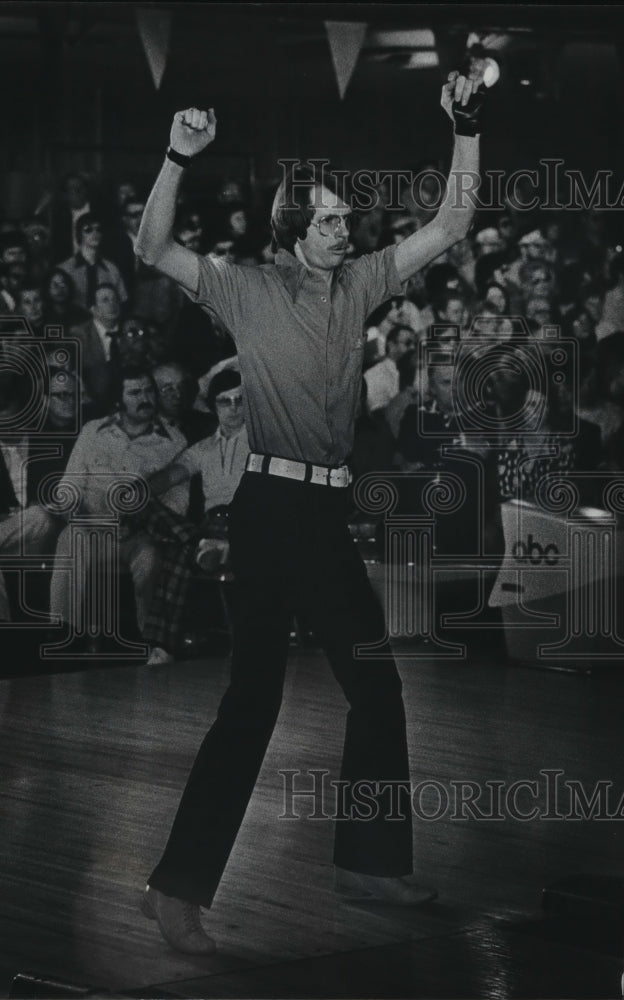 1975 Press Photo Bowler celebrating with hands raised over his head.- Historic Images