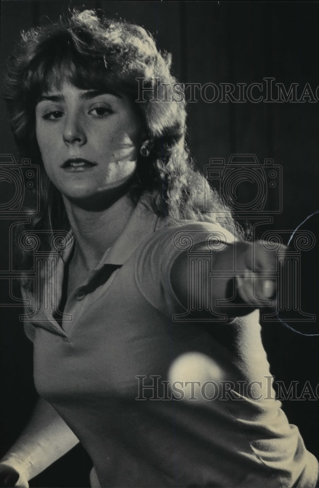 1985 Press Photo Cheryl Dadian, Oak Creek, Wisconsin hitting the ball.- Historic Images