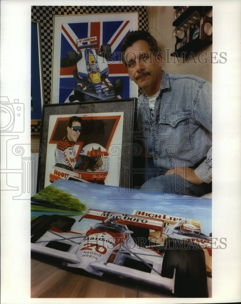 1993 Press Photo Milwaukee Artist Dave Cook with his auto-racing paintings- Historic Images