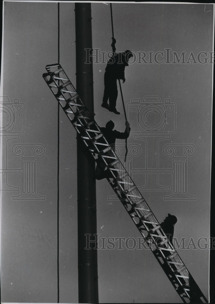 1958 Press Photo Man safely lowered to the ground at 1958 World Series, Braves- Historic Images