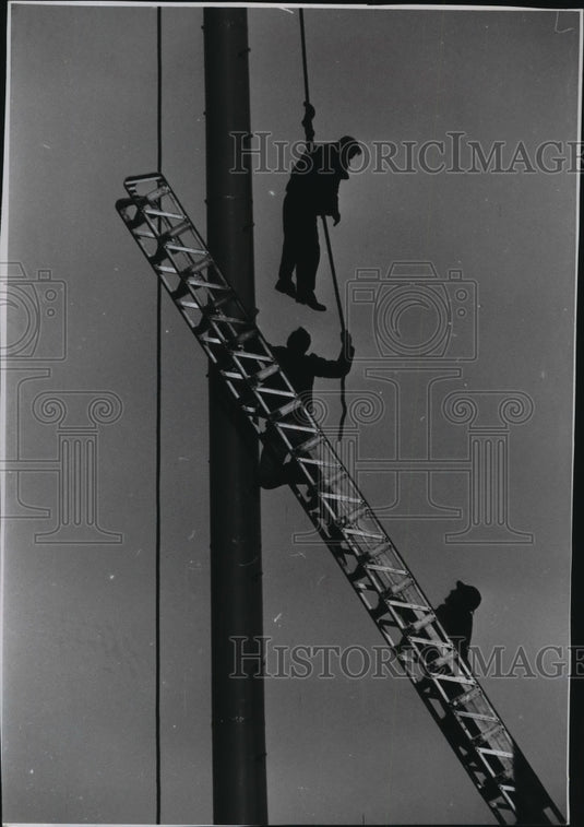 1958 Press Photo Man safely lowered to the ground at 1958 World Series, Braves- Historic Images