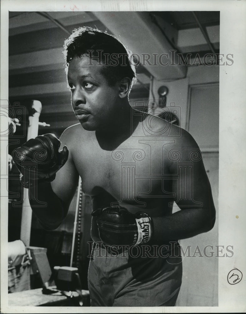 1969 Press Photo Boxer Billy Braggs working out in the gym. - mjt04640- Historic Images