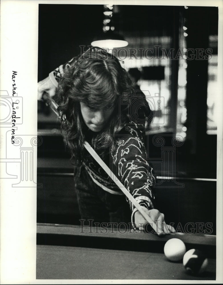 1990 Press Photo Marsha Lindenman playing pool at Chelsea Billiards, Manhattan.- Historic Images