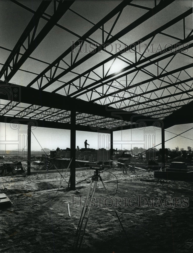 1989 Press Photo Steel girders shaping the Dairyland Greyhound Park, in Kenosha.- Historic Images