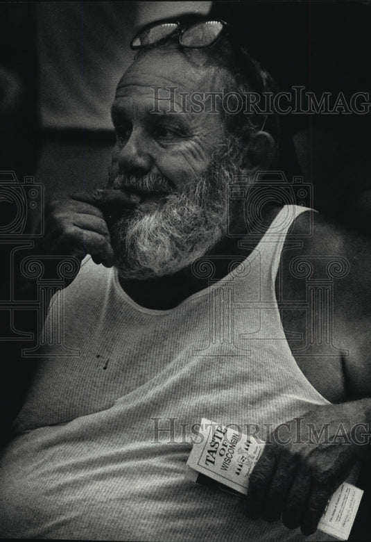 1990 Press Photo Jerry Verwey, Kenosha, watches tote board at Dairyland Park.- Historic Images