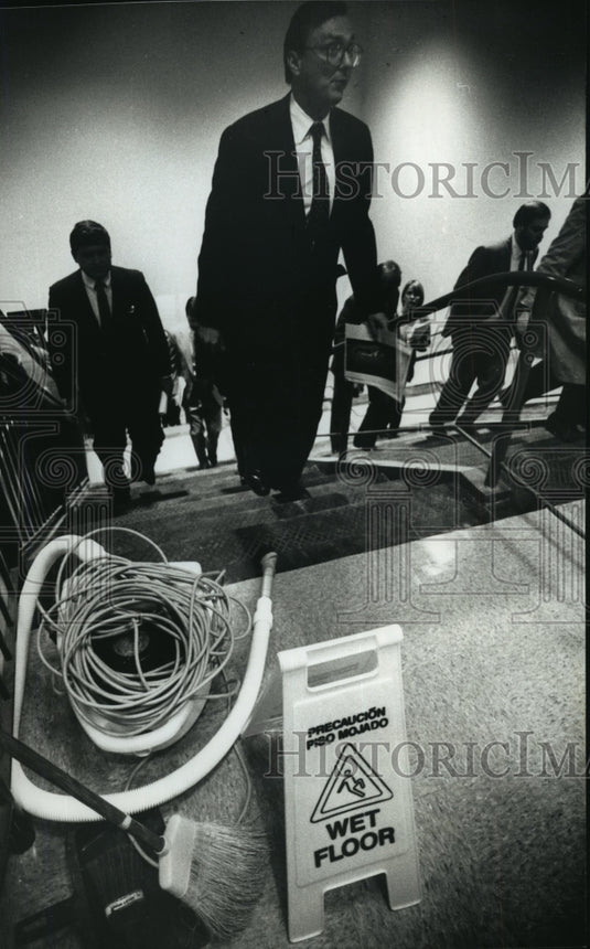 1990 Press Photo State Racing Board's Branko Terzic in Dairyland Greyhound Park- Historic Images
