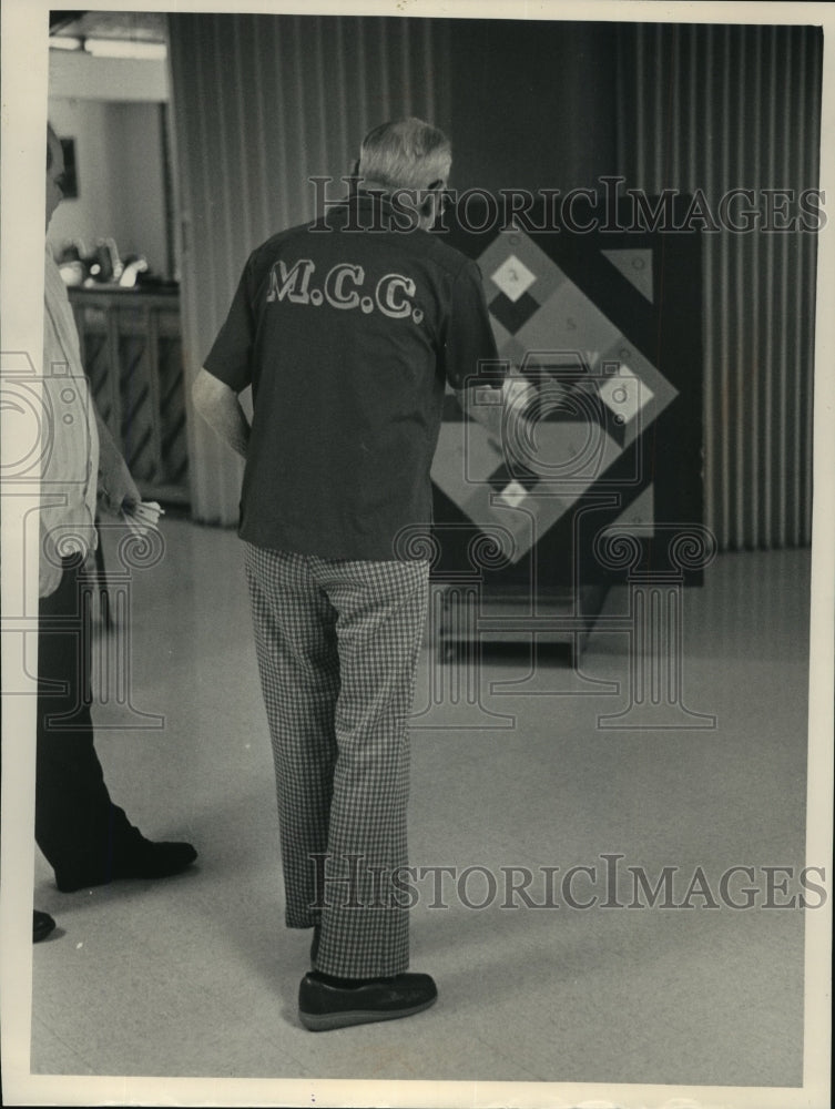 1987 Press Photo Louis Grade plays dart ball at the Marshfield Living Center- Historic Images