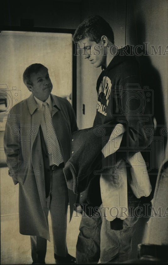 1985 Press Photo Atty. Gerald P. Boyle with Marquette basketball player Tom Copa- Historic Images