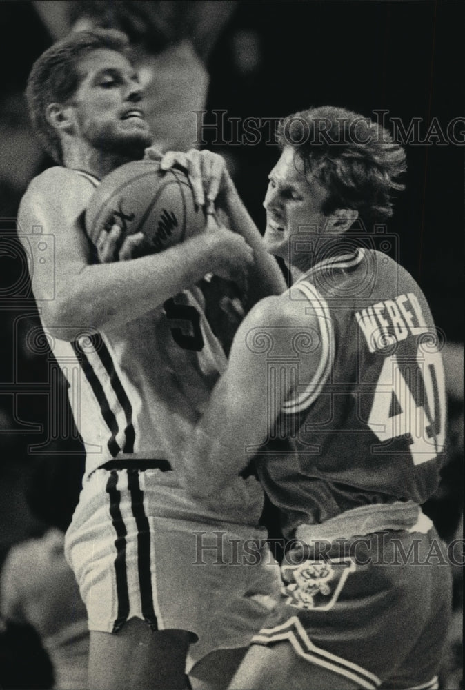 1986 Press Photo Basketball players Tom Copa and J.J. Weber wrestle for ball- Historic Images