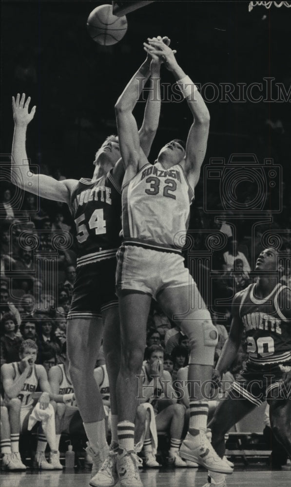 1984 Press Photo College basketball players Tom Copa, Tim Ruff goes for the ball- Historic Images