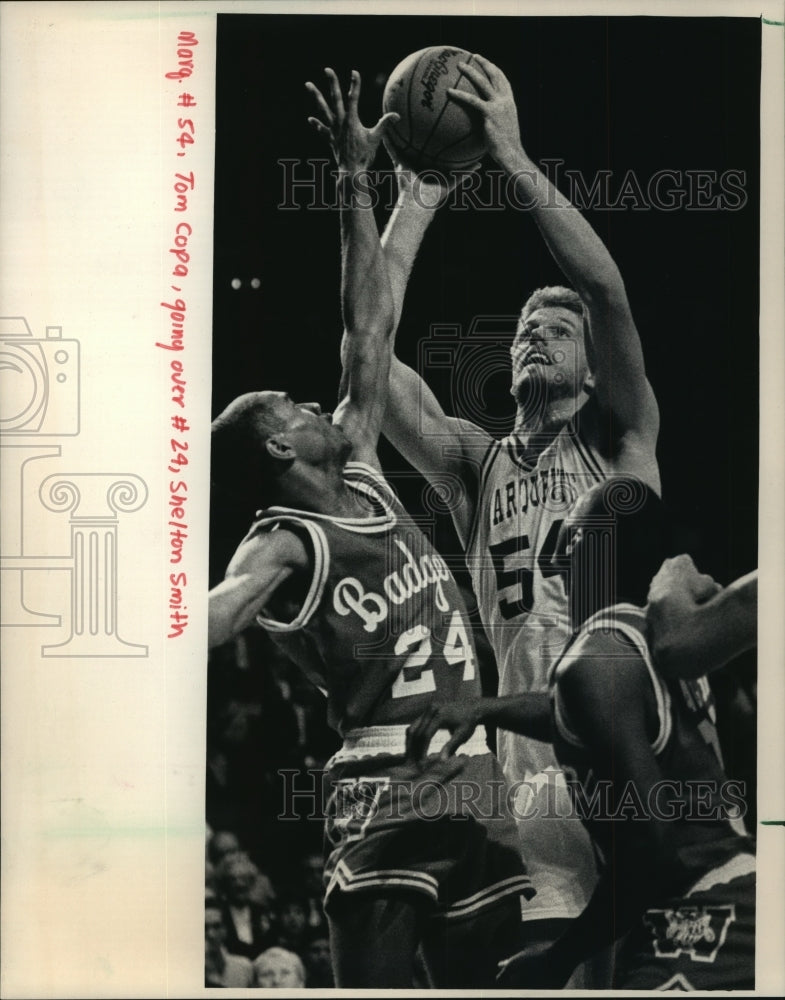 1986 Press Photo Marquette basketball&#39;s Tom Copa soars above UW&#39;s Shelton Smith- Historic Images