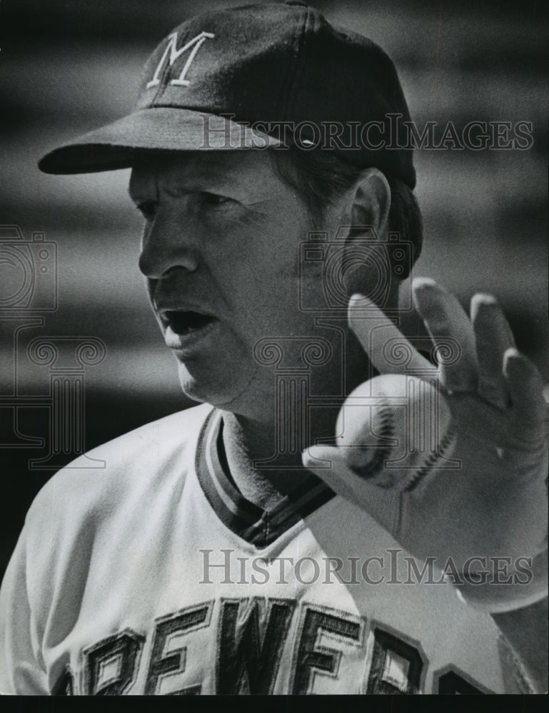 1974 Press Photo Del Crandall, Brewers pitcher, teaching youngsters fundamentals- Historic Images