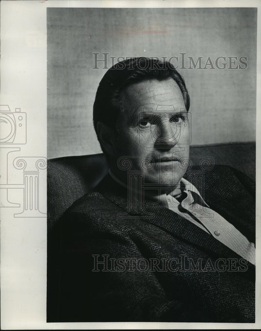 1972 Press Photo Del Crandall sitting on a couch in shirt and sport coat.- Historic Images