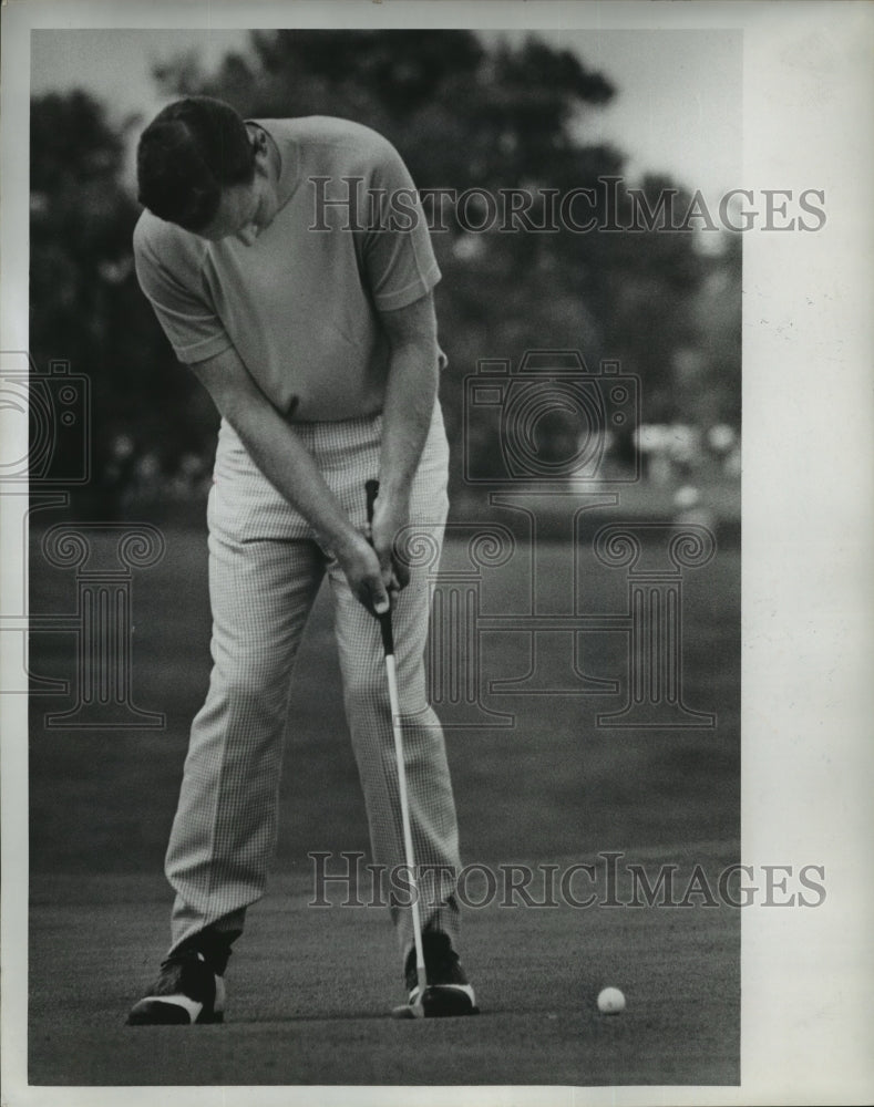 1970 Press Photo Professional golfer Bruce Crampton in action- Historic Images