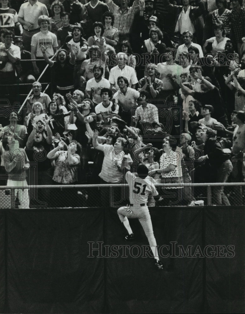 1982 Press Photo Fans, player reach for baseball during Milwaukee Brewers game- Historic Images