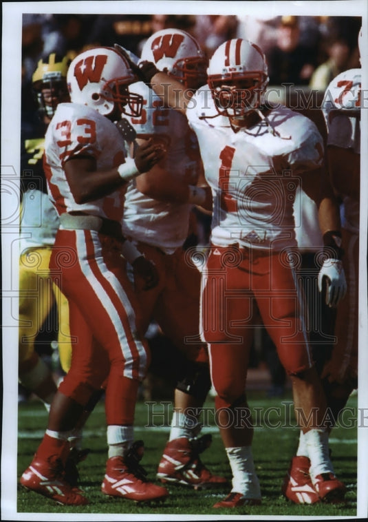 1994 Press Photo J.C. Dawkins celebrates with his Wisconsin football teammates- Historic Images
