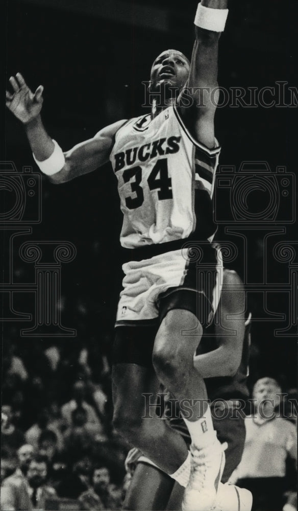 1988 Press Photo Bucks basketball player, Terry Cummings, goes for a layup- Historic Images