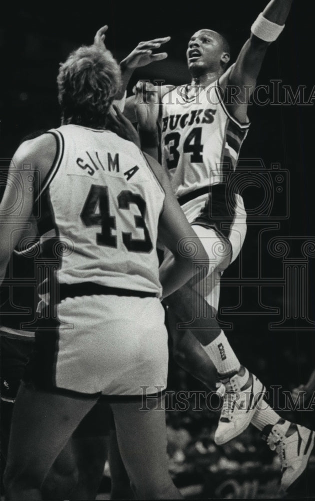 1989 Press Photo Bucks&#39; Terry Cummings making 2 of his 31 points. - mjt04813- Historic Images