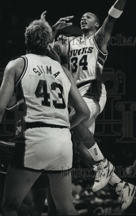 1989 Press Photo Bucks' Terry Cummings making 2 of his 31 points. - mjt04813- Historic Images