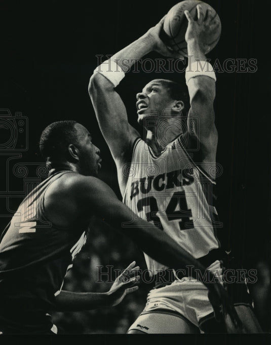 1989 Press Photo Milwaukee Bucks basketball's Terry Cummings with the ball- Historic Images