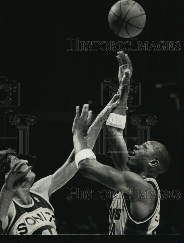 1989 Press Photo Bucks basketball&#39;s Terry Cummings shots over Russ Schoene- Historic Images