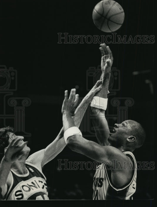 1989 Press Photo Bucks basketball's Terry Cummings shots over Russ Schoene- Historic Images