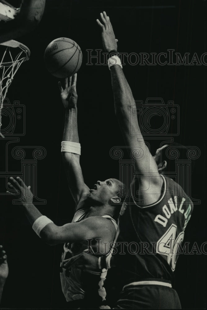 1987 Press Photo Terry Cummings eludes James Donaldson during basketball action- Historic Images