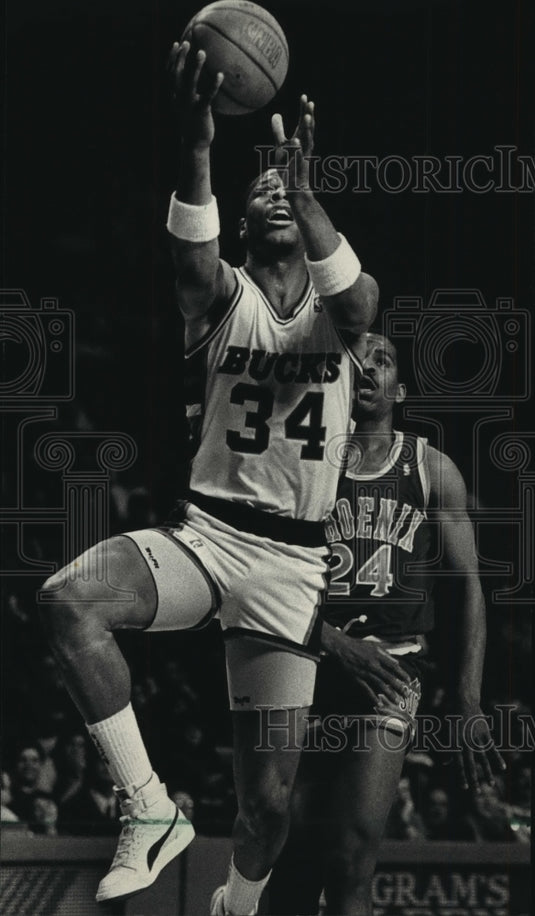 1987 Press Photo Bucks basketball's Terry Cummings in action, goes up for a shot- Historic Images