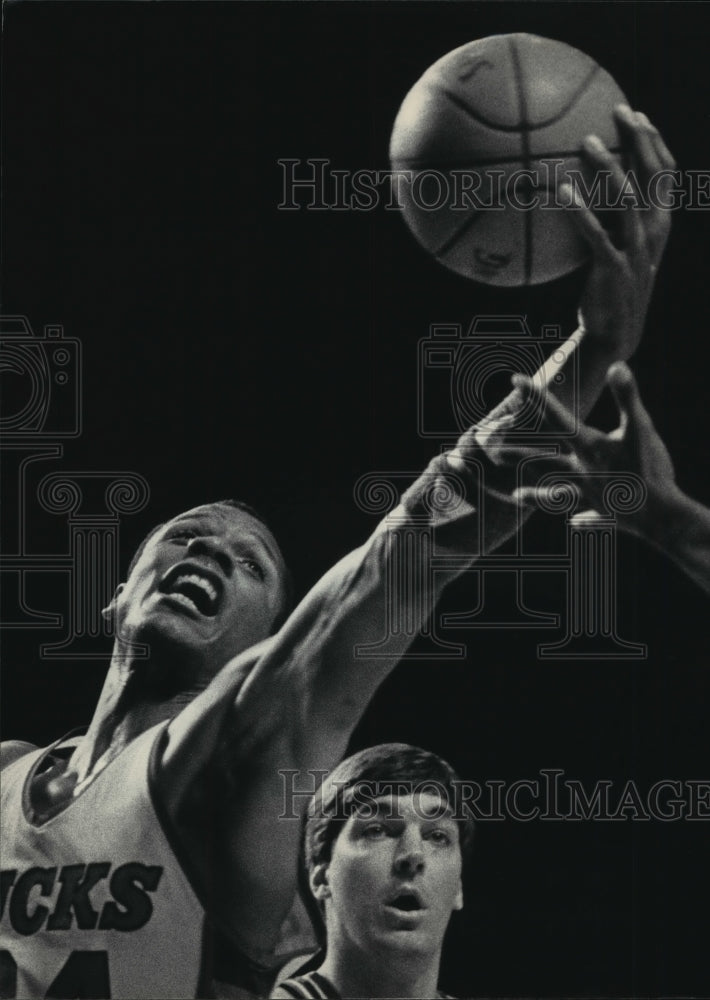 1984 Press Photo Bucks basketball&#39;s Terry Cummings in action,steals Detroit pass- Historic Images