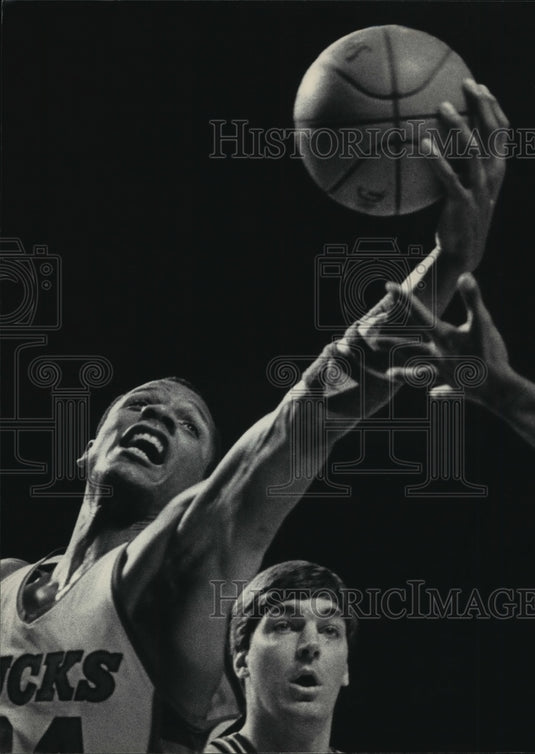 1984 Press Photo Bucks basketball's Terry Cummings in action,steals Detroit pass- Historic Images