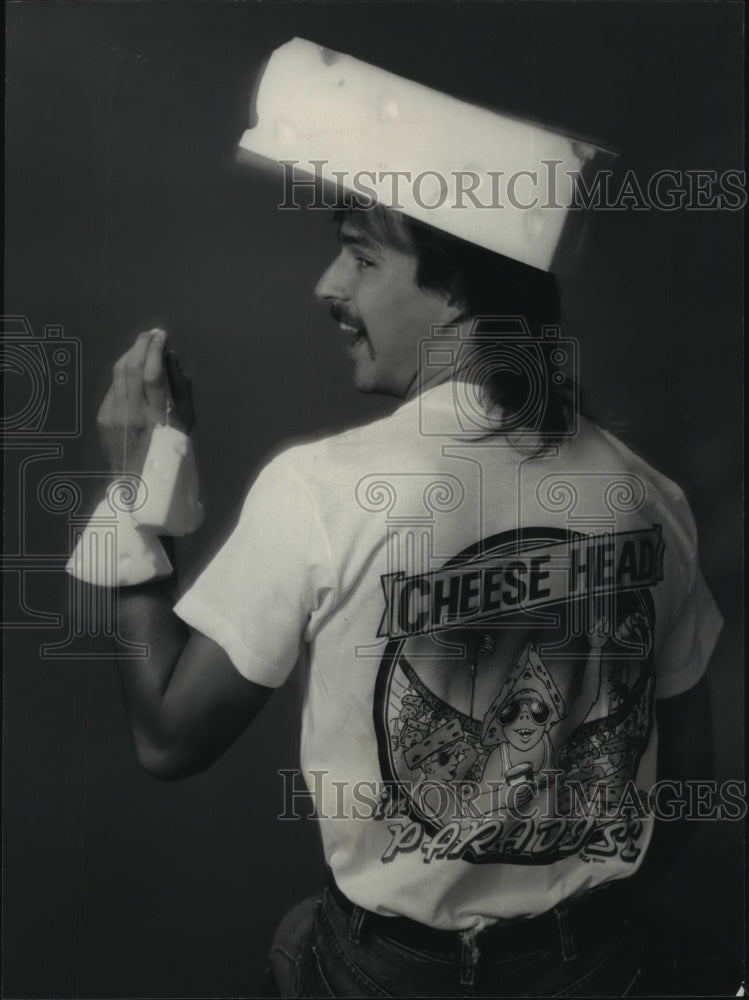 1987 Press Photo A Milwaukee Brewers fan, a proud Cheesehead in full regalia- Historic Images