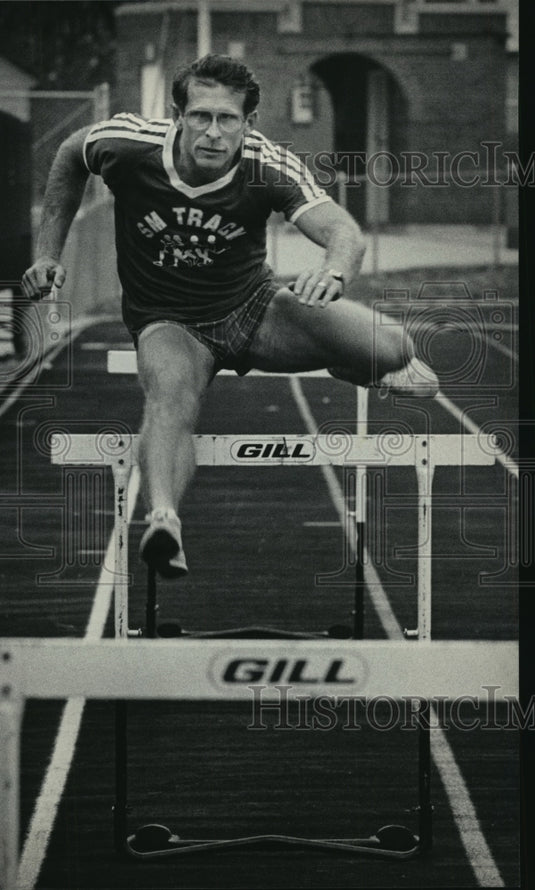1985 Press Photo South Milwaukee High Cross Track Coach And Hurdler Stan Druckre- Historic Images