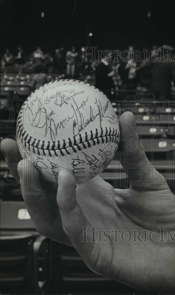 1981 Press Photo Tom Peckman&#39;s Autographed Baseball Of Milwaukee Brewers Players- Historic Images