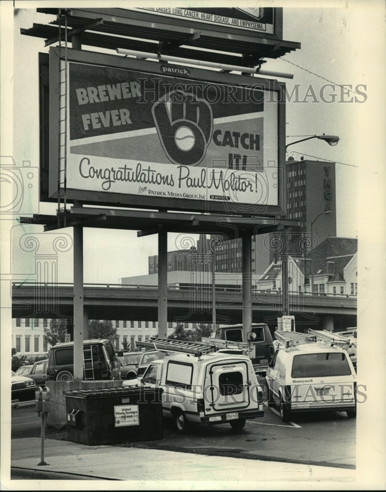 1987 Press Photo Billboard Congratulates Milwaukee Baseball Player Paul Molitor- Historic Images