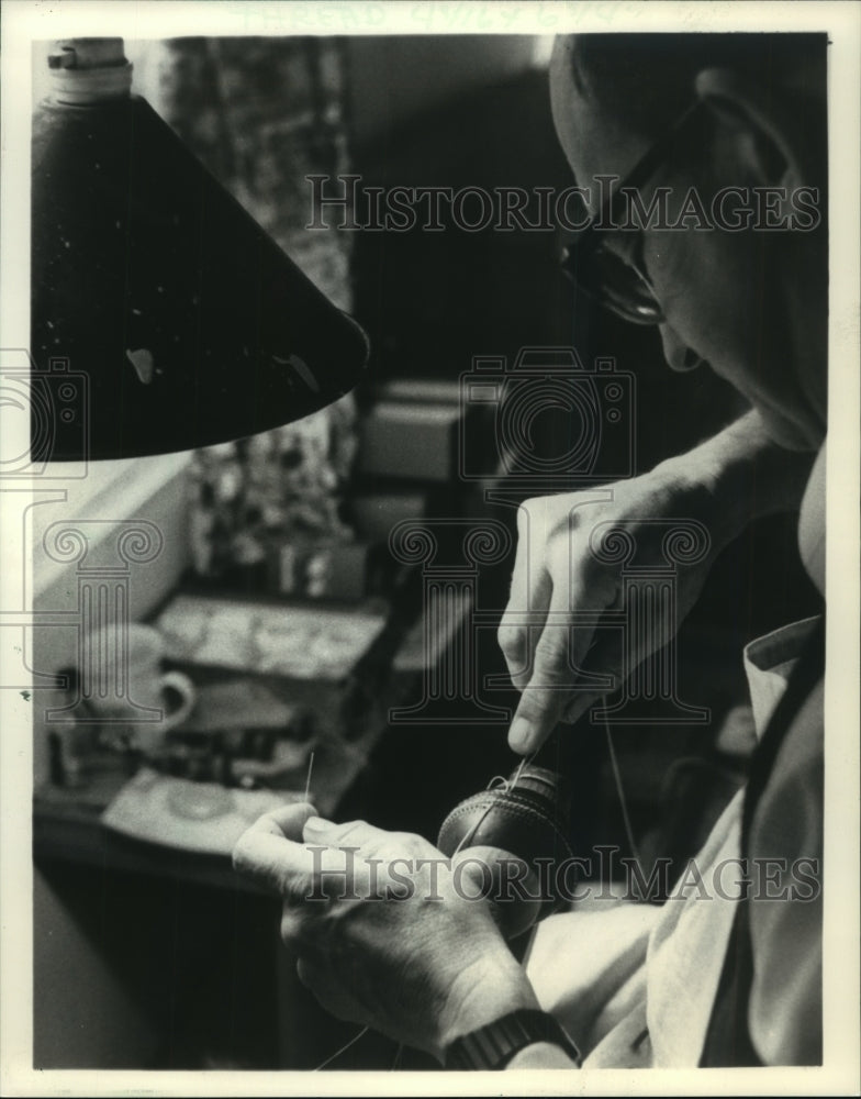 1987 Press Photo Sports Craftsman Colin Saunders Puts Stitches On Cricket Ball- Historic Images