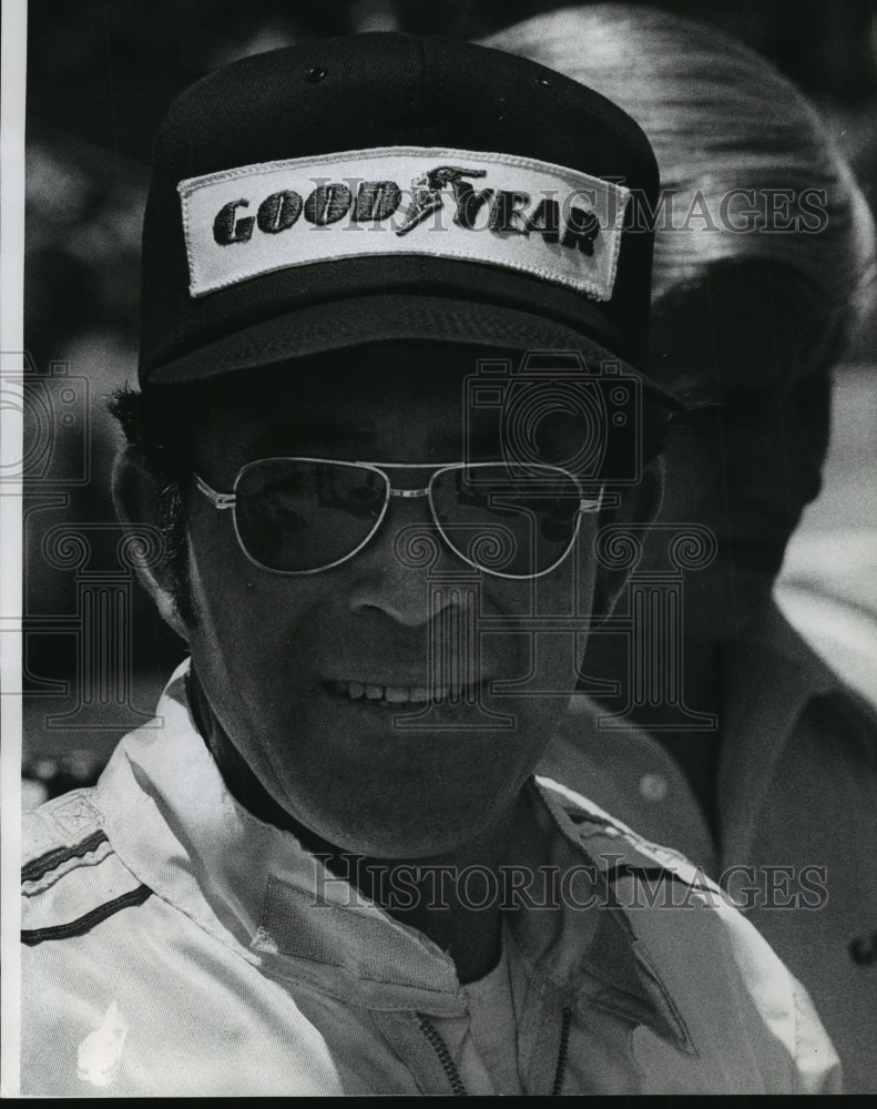 1973 Press Photo Race car driver Roger McCluskey wearing Good Year ball cap.- Historic Images