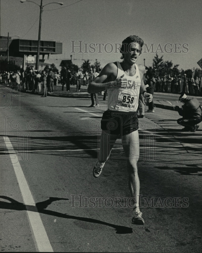 1984 Press Photo Al McGuire Race runner in action - mjt04992- Historic Images