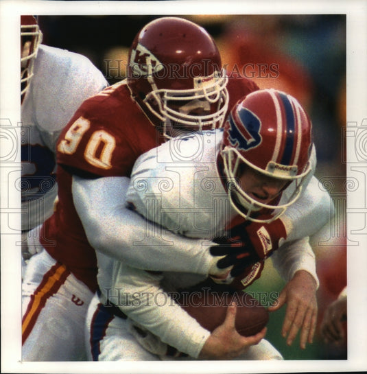 1993 Press Photo Bills Football Quarterback Jim Kelly Held By Chiefs' Neil Smith- Historic Images