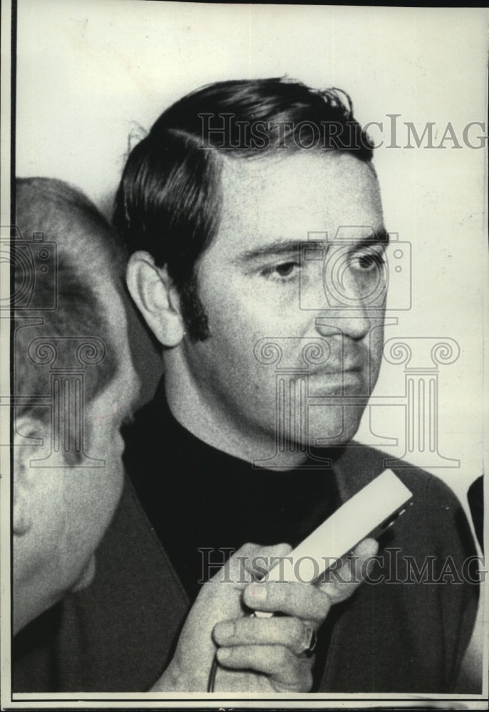 1971 Press Photo Reporter Interviews Atlanta Braves Baseball Player Clete Boyer- Historic Images