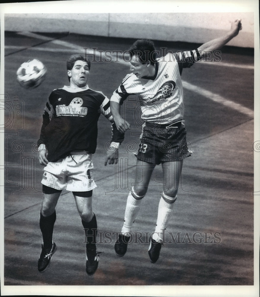 1995 Press Photo Milwaukee Wave forward Michael King (right) heads the ball.- Historic Images