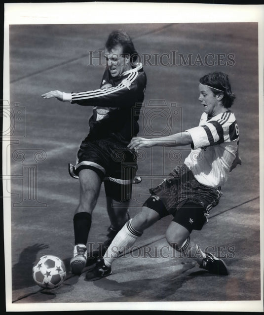 1995 Press Photo Milwaukee Wave's Don Gramenz, rival player race for ball- Historic Images